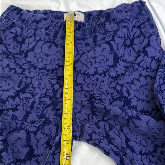 The essential SKINNY by ANTHROPOLOGY | Floral Patterned Pants in Purple | Size 2 - Picture 4 of 9